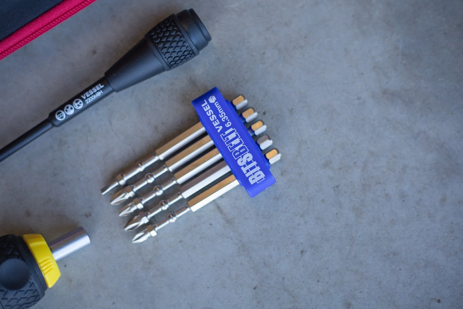 Vessel No.2200MBH Ratcheting Ball Grip Bit Holder with 5 piece bit set in case - Image 3